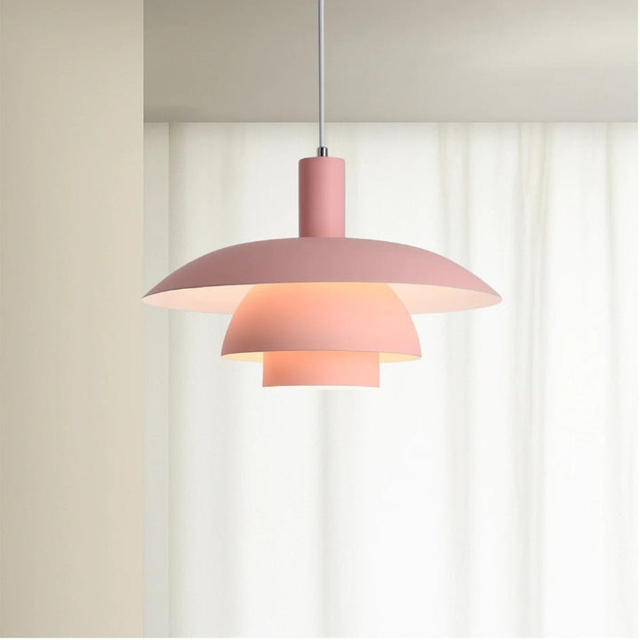 Suspension moderne à couches, luminaire design pour un éclairage doux et moderne.