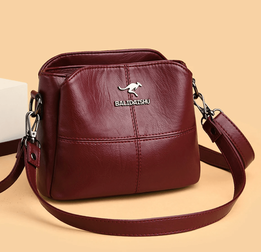 Sac femme chic en cuir noir, accessoire de mode avec bandoulière ajustable et pratique.