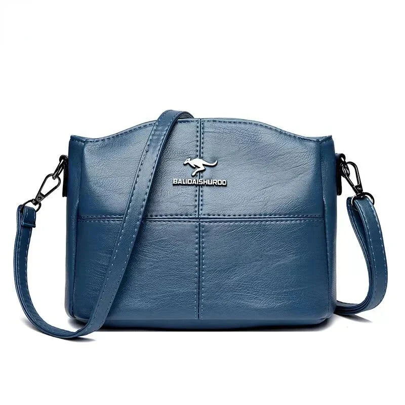 Détail du sac à main femme en cuir rouge, avec sa texture raffinée et ses finitions soignées.