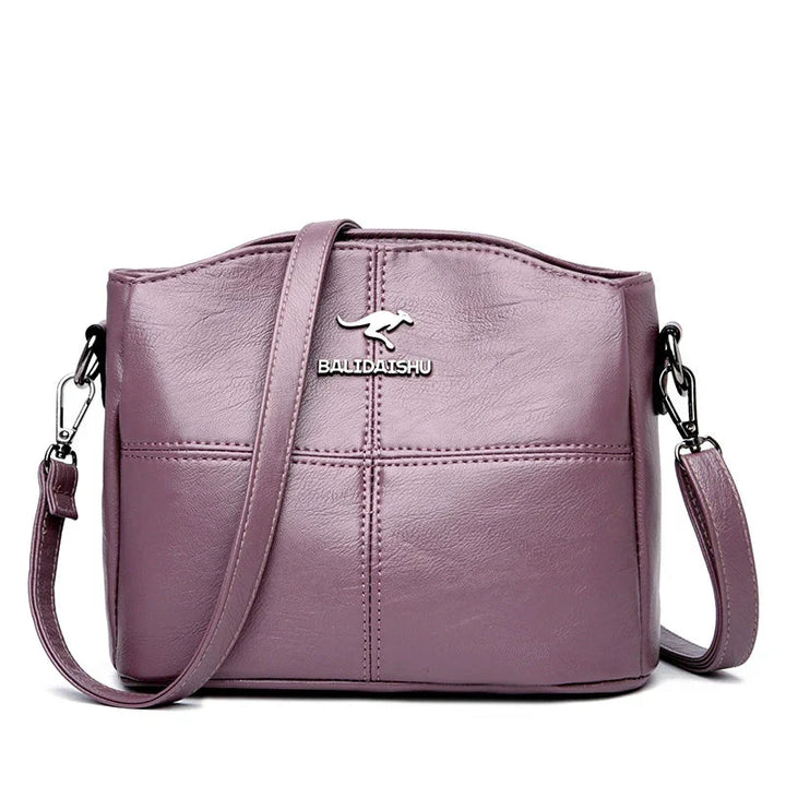 Sac femme en cuir bleu, bandoulière pratique pour un transport confortable et un look moderne.