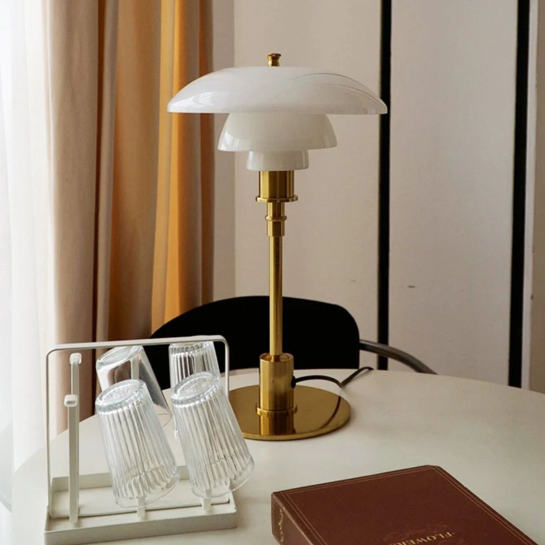 Magnifique lampe de table LED en verre, design scandinave contemporain, pour un éclairage doux.
