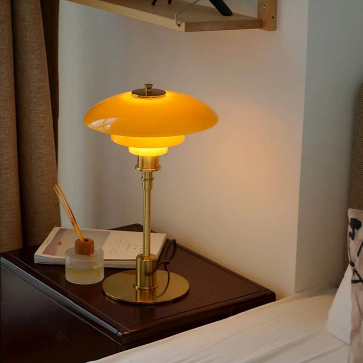 Lampe de table nordique en verre avec éclairage LED, touche design pour tout intérieur moderne.