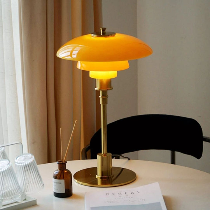 Lampe LED de table scandinave en verre, un élément de décoration essentiel pour votre salon.