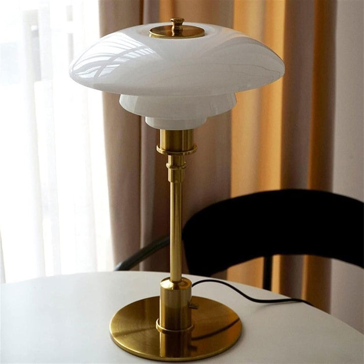 Élégante lampe de table LED, design verre scandinave, parfaite pour ambiance chaleureuse dans le salon.