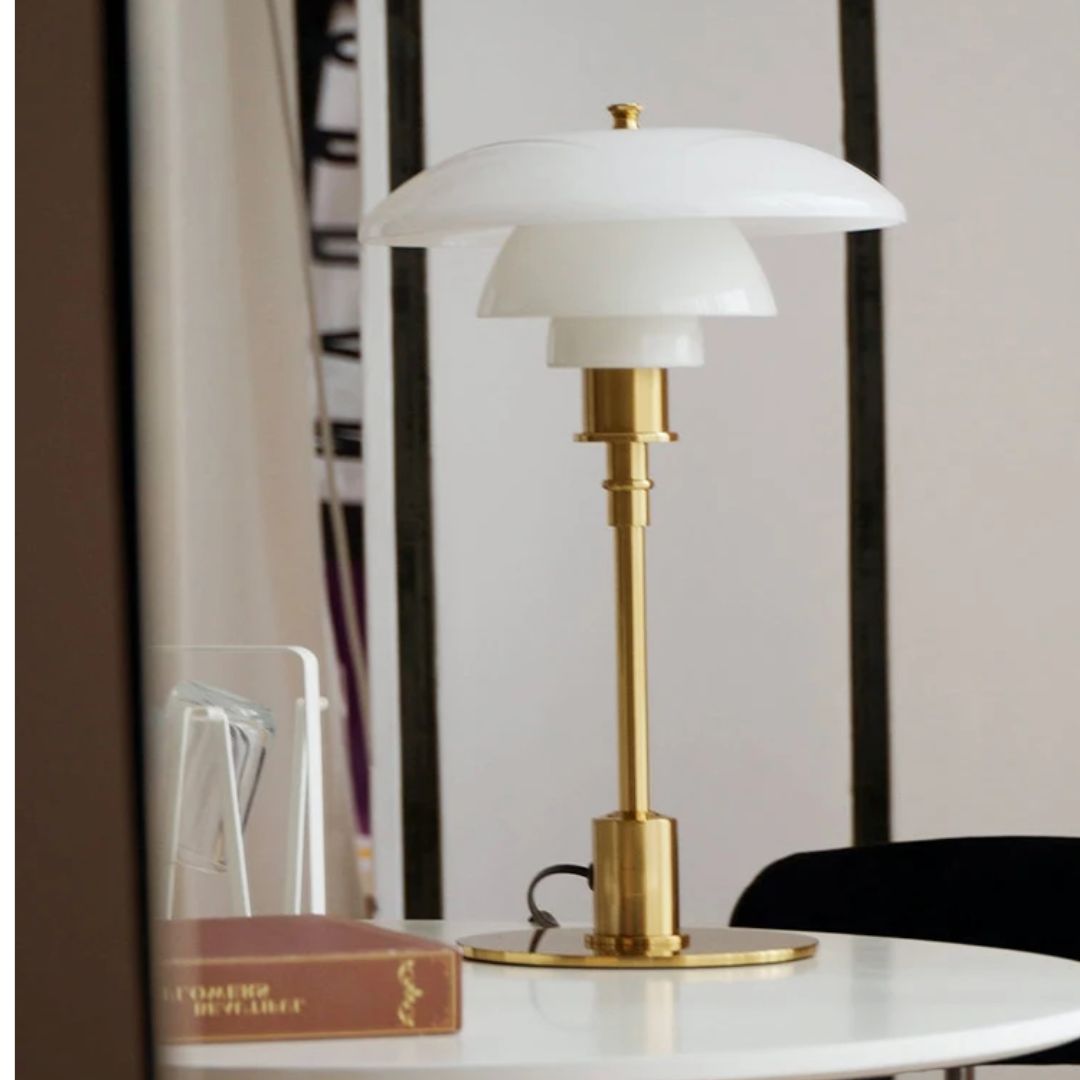 Lampe design nordique en verre et LED, accessoire de décoration pour table de salon ou chambre moderne.