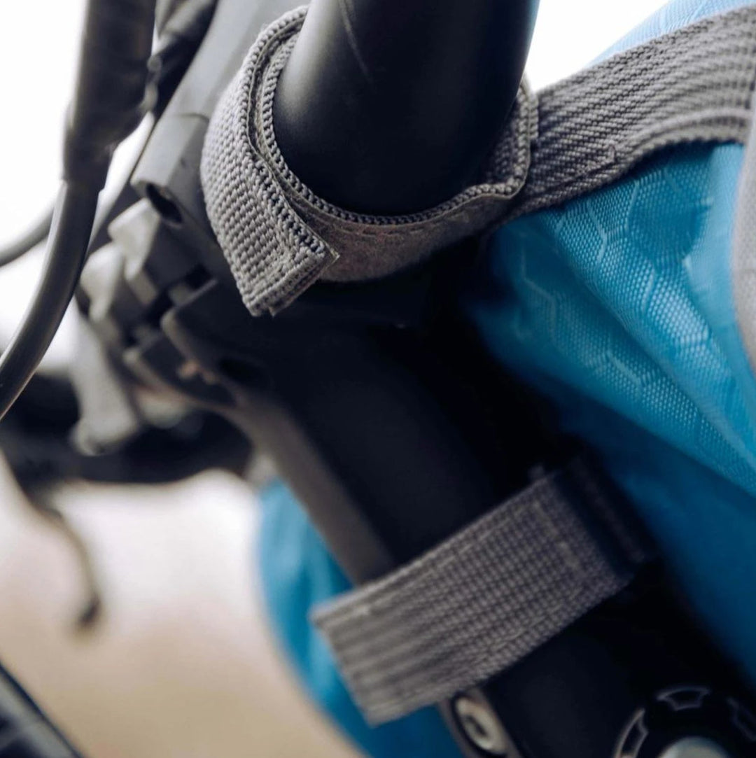 Support guidon sacoche avec écran tactile réactif, parfait pour GPS ou appels en roulant. Rangement vélo pratique.