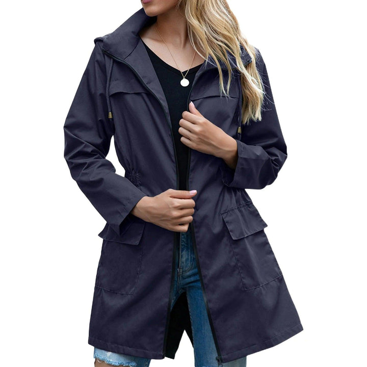 Veste de pluie femme chic, style automnal sophistiqué, tendance, parfaite pour les jours humides.