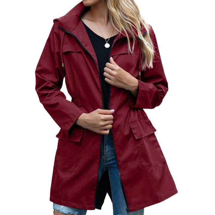 Manteau imperméable femme tendance, idéal contre la pluie en automne, allie protection et élégance.