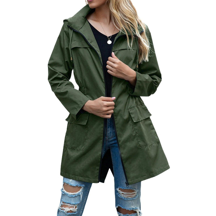 Élégant manteau de pluie femme pour l'automne, veste chic et imperméable, indispensable pour la saison.