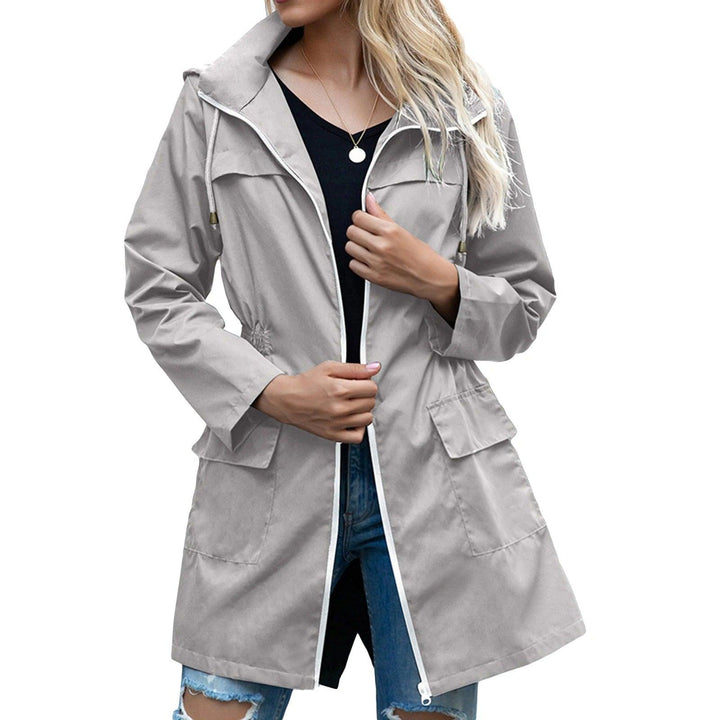 Chic manteau de pluie femme, veste imperméable élégante, idéal mode automne, tendance et confortable.