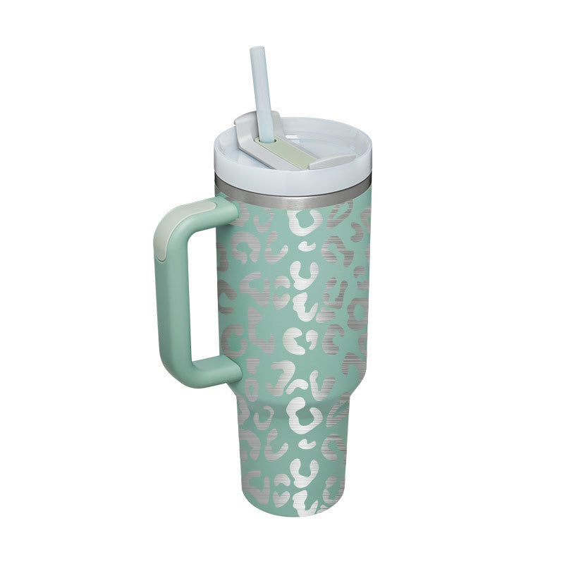 Tasse isolante voyage, avec poignée pratique et paille pour un accès facile.