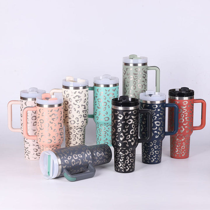 Mug isotherme unisexe avec paille et poignée, idéal pour l'hydratation quotidienne.