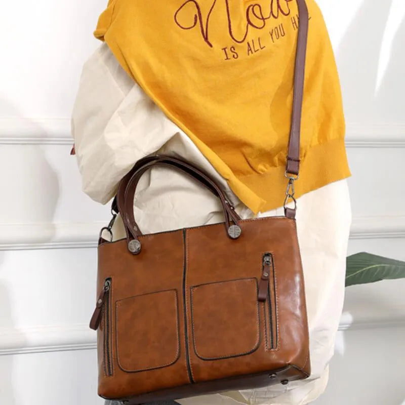 Sac bandoulière en cuir durable pour femme, marron. Accessoire mode chic et résistant.