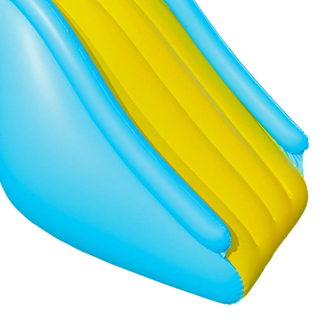 Grand toboggan gonflable coloré pour enfants, parfait pour des heures de plaisir aquatique dans le jardin.