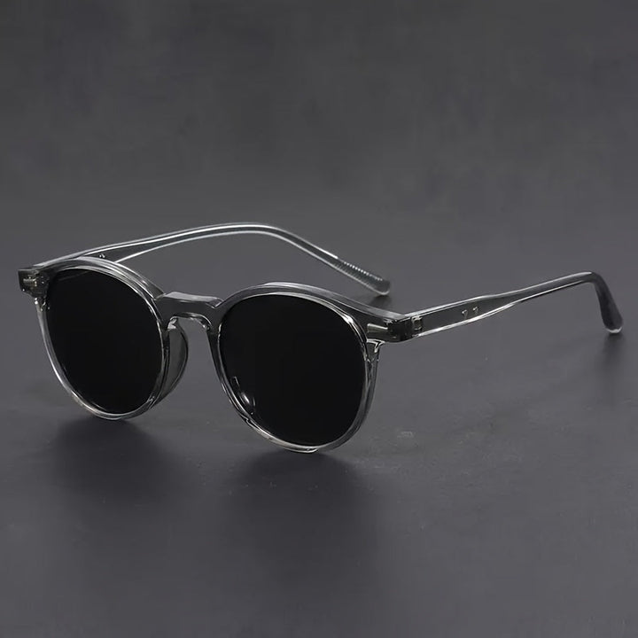 Lunettes de soleil homme rétro à monture ronde écaille de tortue. Accessoire mode masculine chic et confortable.