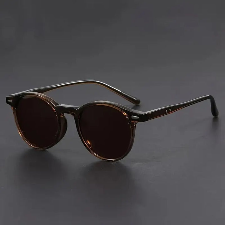 Lunettes de soleil hommes chic, monture ronde rétro en écaille de tortue. Accessoire mode confortable et tendance.