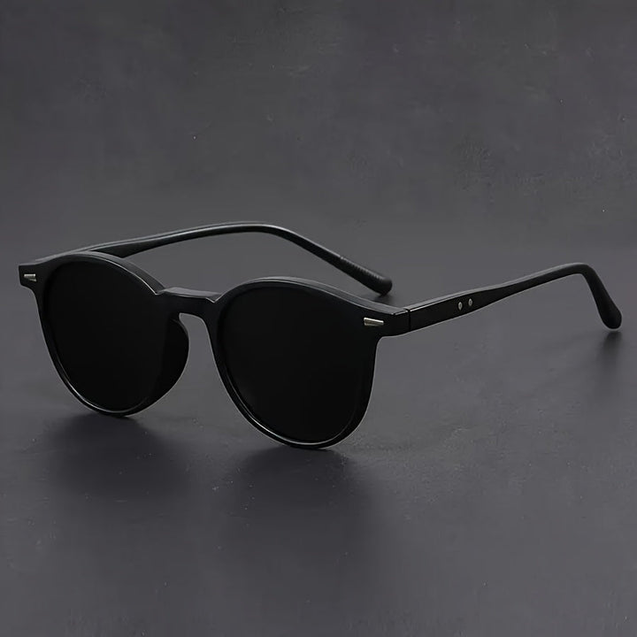 Lunettes de soleil homme rétro, monture ronde écaille de tortue. Design vintage, parfait pour la mode masculine.