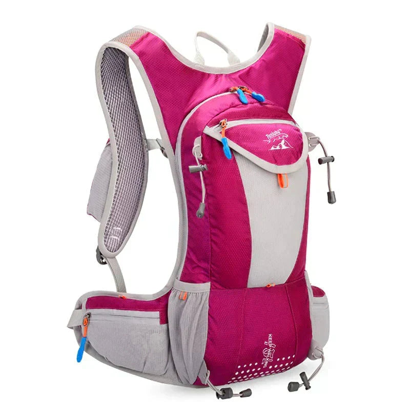 Poches latérales en filet du sac à dos femme, idéales pour gourde ou petits objets lors du voyage.