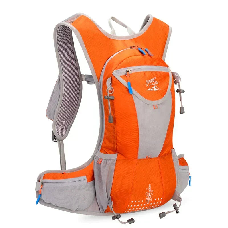 Sac à dos de randonnée femme avec sifflet de sécurité intégré sur la sangle de poitrine ajustable.