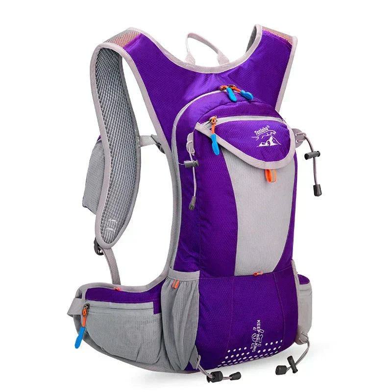 Sac à dos de randonnée femme, posé à côté d'un lac de montagne, prêt pour l'exploration en plein air.