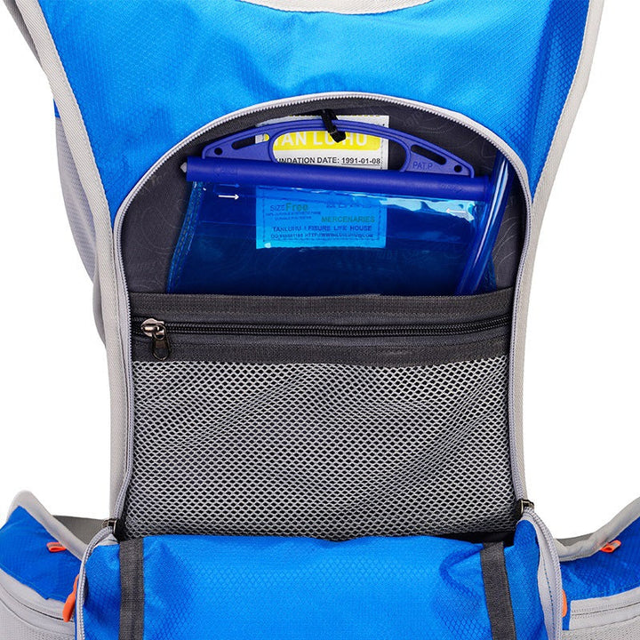 Détail des zips étanches du sac à dos de randonnée femme, protégeant vos affaires de l'eau.