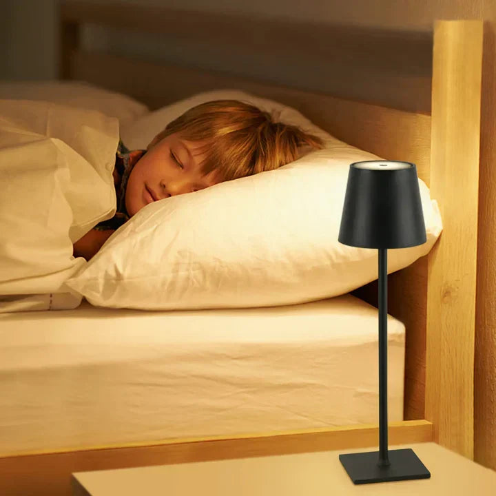 Lampe LED portable, design élégant, pour table, crée une ambiance chaleureuse, usage intérieur/extérieur.
