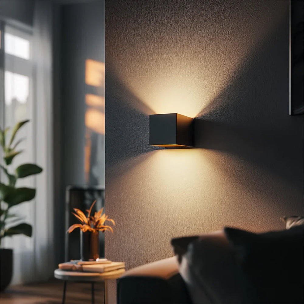 Luminaire mural LED étanche IP65, design moderne, parfait pour éclairage extérieur de jardin ou terrasse.