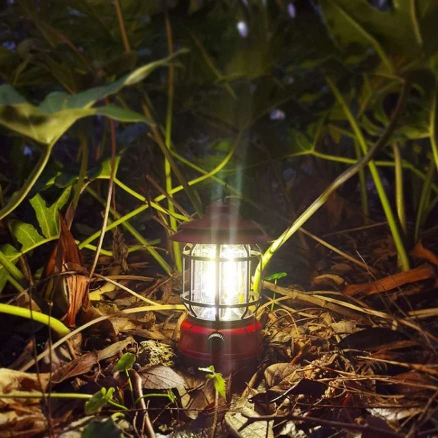 Lampe de camping LED vintage dimmable, rechargeable pour un éclairage d'ambiance extérieur élégant.