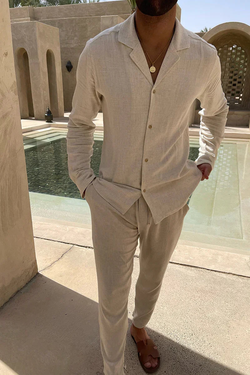 Ensemble élégant homme printemps-été, deux pièces, coupe légère et décontractée pour un style moderne et confortable.