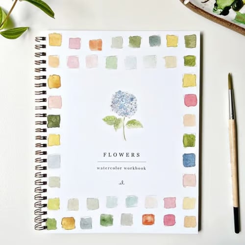 Gros plan sur la texture du papier du cahier d'aquarelle, idéal pour la peinture et le dessin.