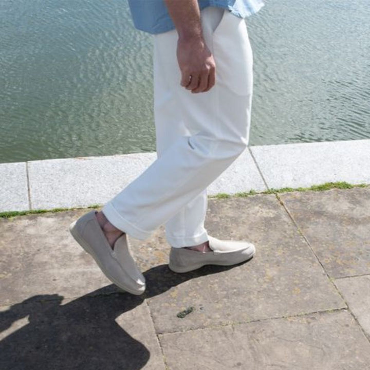 Paire de mocassins homme confortables, semelle antidérapante, chaussures idéales pour la marche en ville.