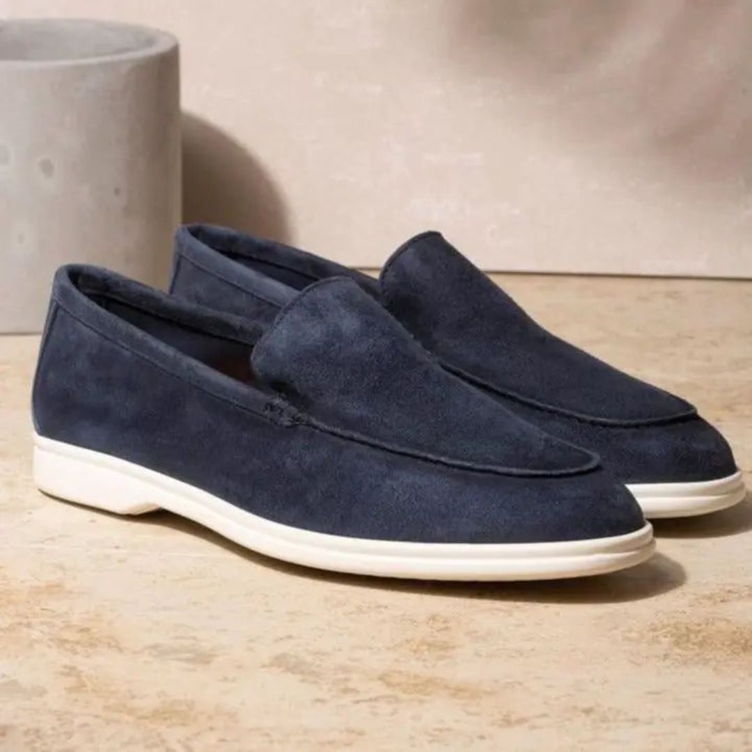 Vue latérale des mocassins homme, montrant la souplesse de la semelle et le design épuré.