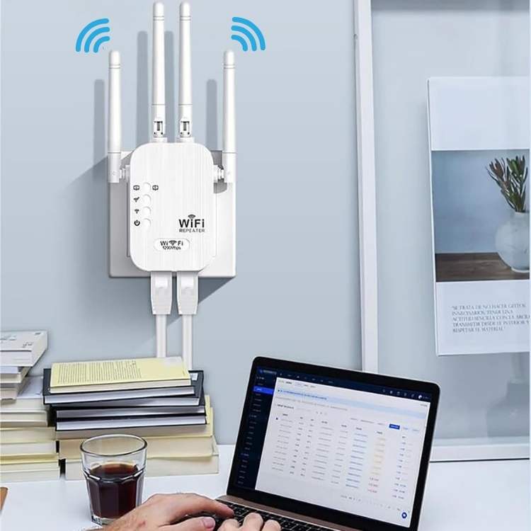 Répéteur WiFi extérieur double bande (2.4/5GHz) pour un réseau internet sans fil puissant et stable.