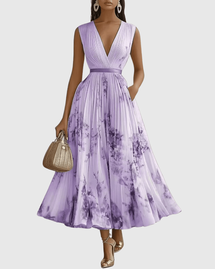 Robe d'été plissée longue, décontractée mais chic, parfaite pour la femme moderne.