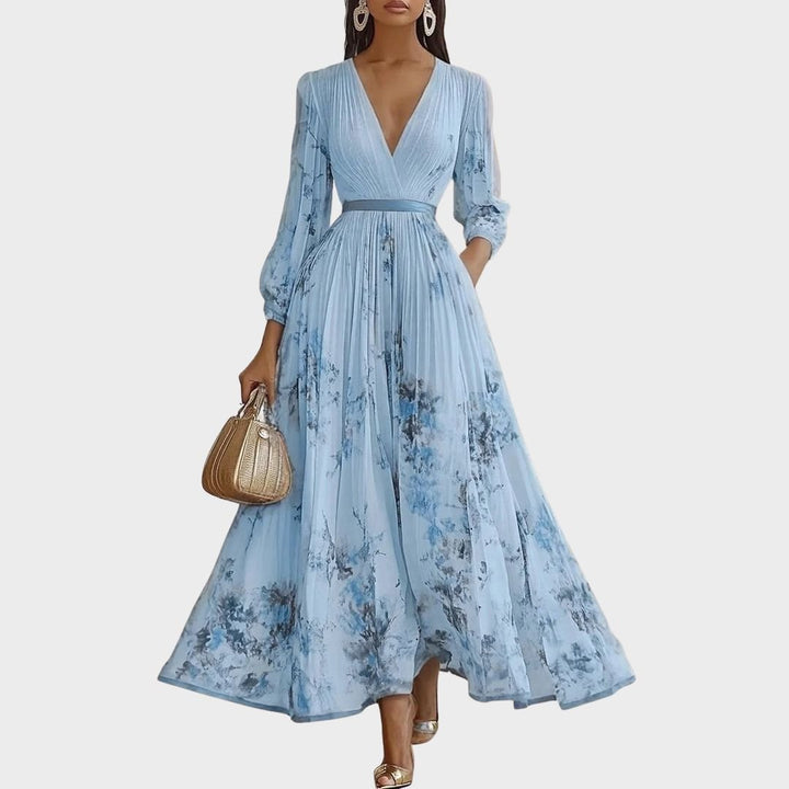 Robe plissée longue et fluide, style chic, parfaite pour une femme recherchant élégance.