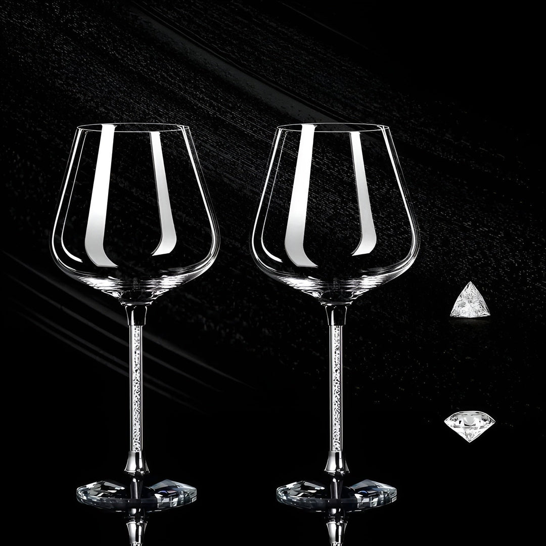 Lot de 2 verres à vin en cristal, design élégant pour dégustation et table de fête luxueuse.