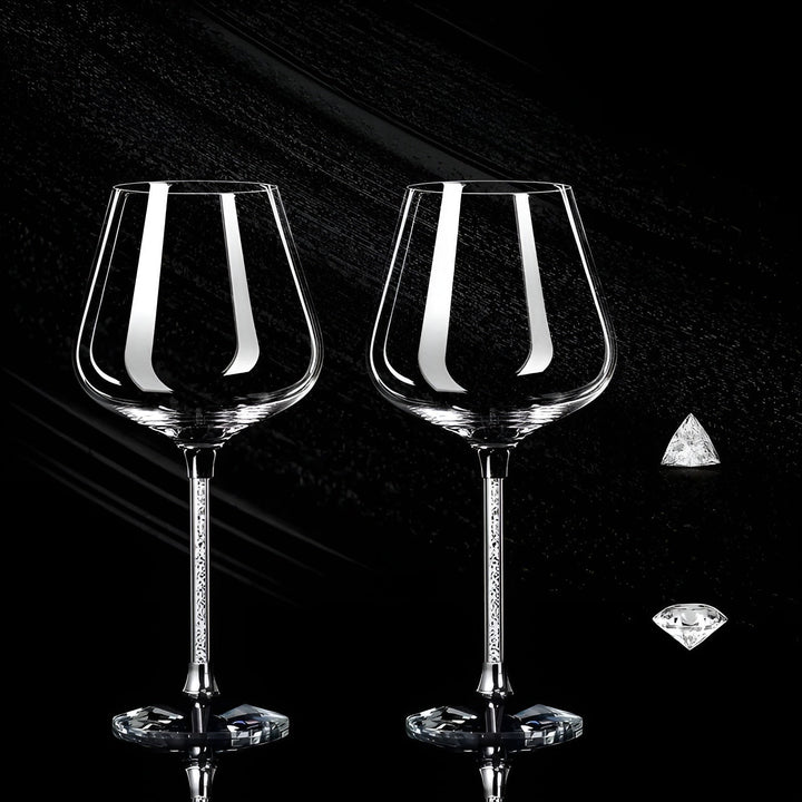 Lot de 2 verres à vin en cristal, design élégant pour dégustation et table de fête luxueuse.