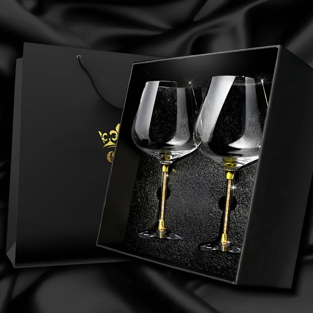 Deux verres à vin en cristal pour une table somptueuse, ajoutant luxe et raffinement à vos soirées.