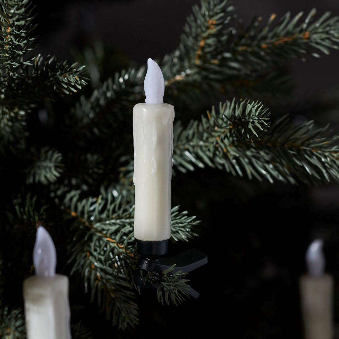 Lumières LED sans fil pour sapin de Noël, créant une ambiance festive et chaleureuse. Idéal pour une décoration intérieure moderne.