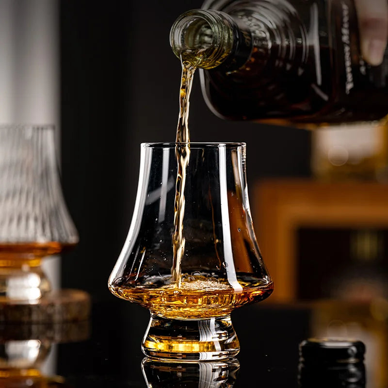 Lot de 4 verres à whisky élégants pour une dégustation raffinée de spiritueux au bar.