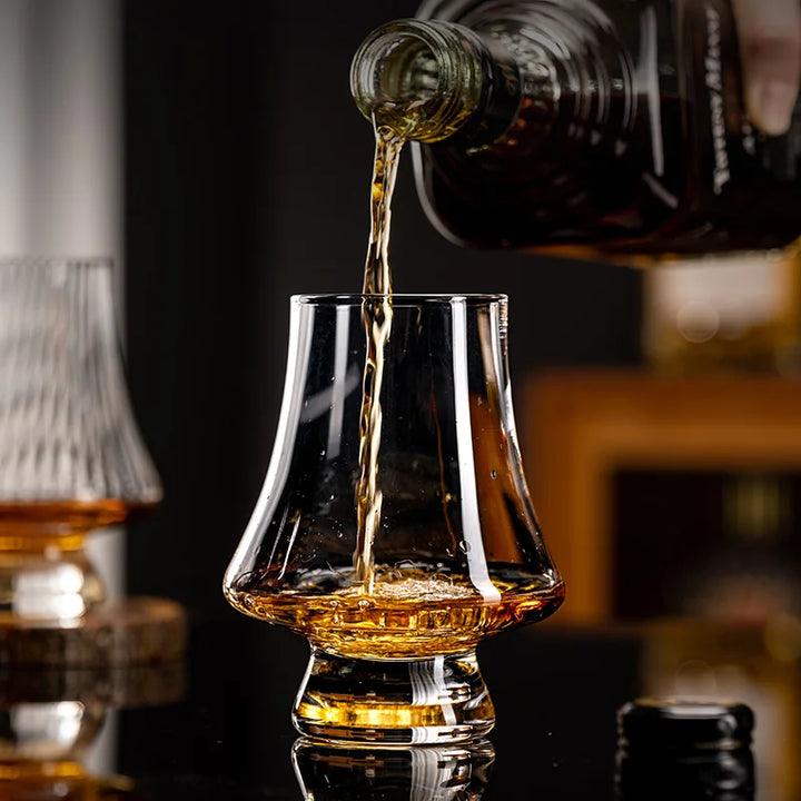 Lot de 4 verres à whisky élégants pour une dégustation raffinée de spiritueux au bar.