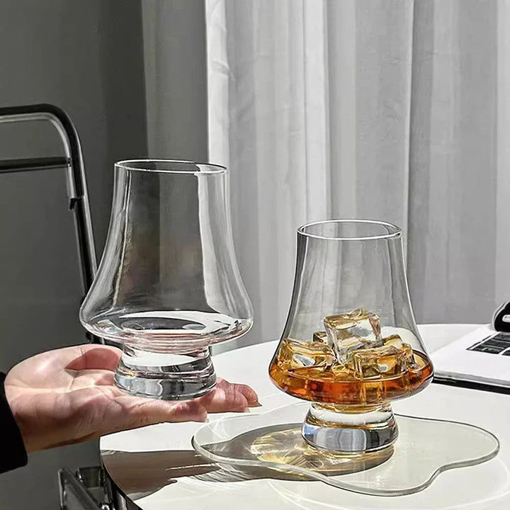 Élégant lot de 4 verres à whisky pour dégustation, un essentiel transparent pour tout bar à spiritueux.