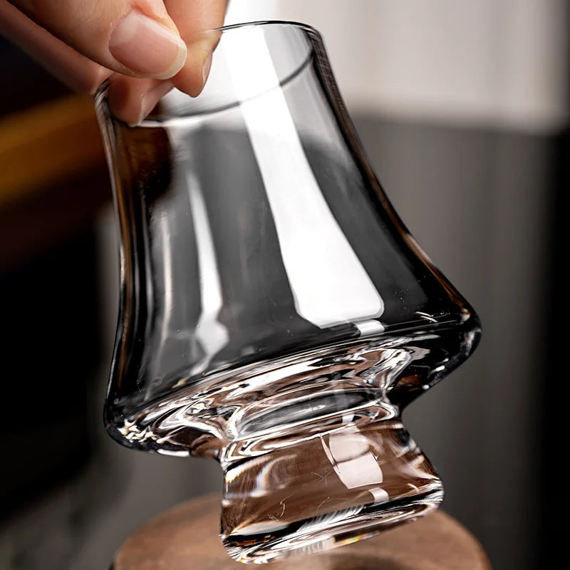 Dégustez vos spiritueux avec ce lot de 4 verres à whisky élégants et transparents, parfait pour le bar.