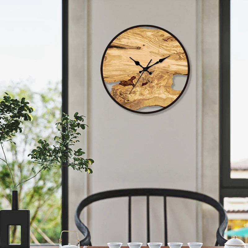 Horloge murale design transparent, mécanisme silencieux. Style moderne épuré pour une maison élégante.