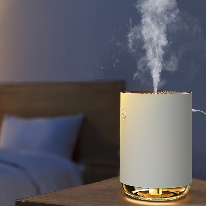 Humidificateur PureMist silencieux sur un bureau, améliorant l'air pour un bien-être optimal au travail.