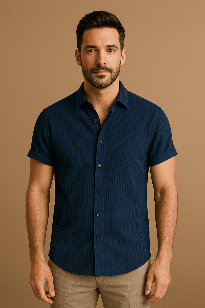 Chemise homme intemporelle, manches longues, parfaite pour travail ou loisirs, allie style et confort.