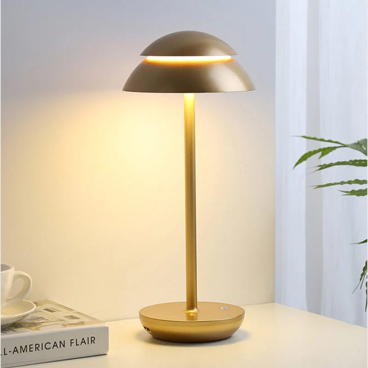 Lampe de table design moderne en bois et métal, sans fil, idéale pour un éclairage d'ambiance chaleureux et chic.