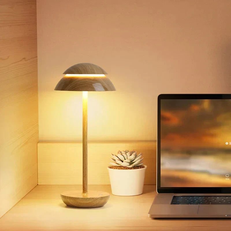 Lampe de table scandinave sans fil en bois noyer et métal noir/or, lumière portable douce et stylée.