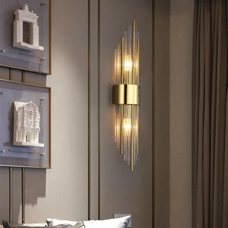 Applique murale LED en cristal doré, luminaire design luxe pour une décoration moderne et une ambiance chaleureuse.