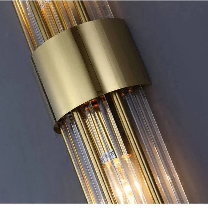 Détail de l'applique murale LED en cristal, luminaire de luxe pour un éclairage intérieur design et moderne.